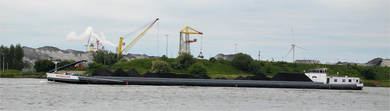 Freighter, cargo ship, industry — The Basics of CFDs and Their Suitability for Investors